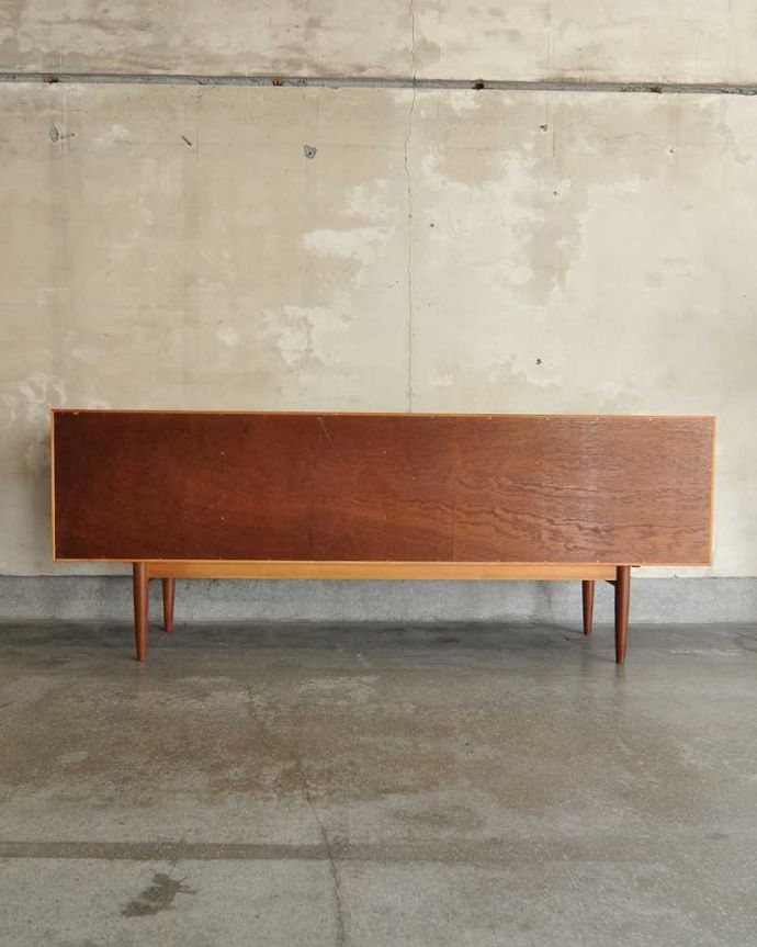 G-PLAN(Gプラン)　アンティーク家具　テレビボードにおススメの北欧スタイルのヴィンテージ家具、G-PLANのサイドボード。もちろん後ろ姿もキレイですビンテージは新品ではないので、もちろん経年変化によるキズはあります。(x-1020-f)