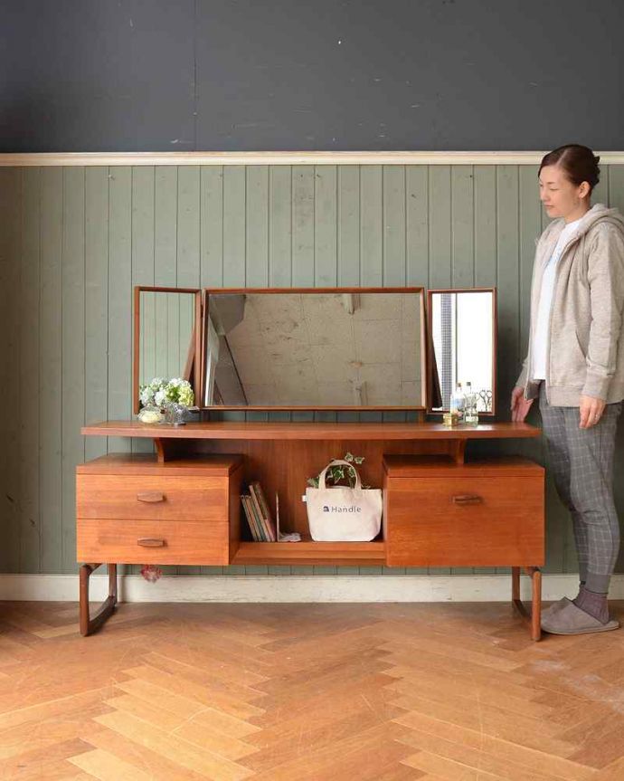 G-PLAN(Gプラン)　アンティーク家具　G-PLANのヴィンテージ家具、デスクにもおススメのドレッサー。クールに決まる北欧スタイルのドレッサークールなデザインがカッコいい北欧スタイルのドレッシングチェスト。(x-1023-f)