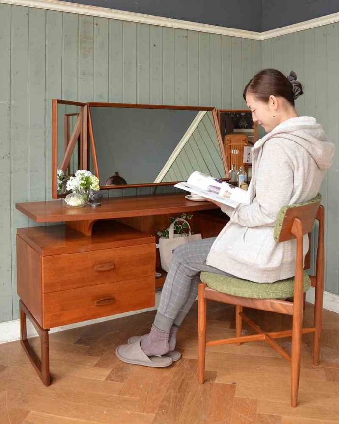 G-PLAN(Gプラン)　アンティーク家具　G-PLANのヴィンテージ家具、デスクにもおススメのドレッサー。2WAYで使える便利なドレッサー大きくて広々としている天板は、ドレッサーとして使うだけじゃなくてデスクとしても大活躍。(x-1023-f)