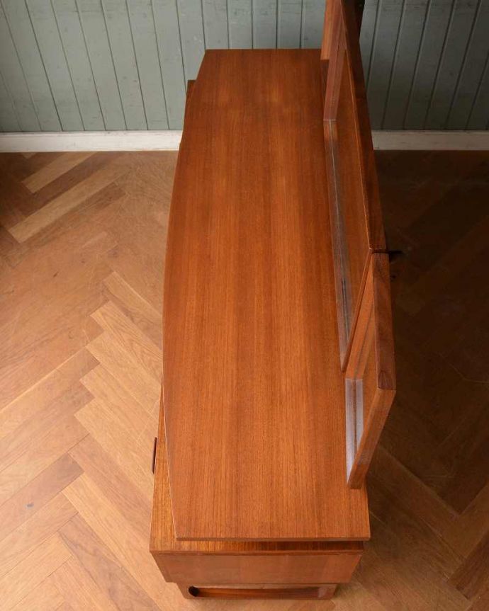 G-PLAN(Gプラン)　アンティーク家具　G-PLANのヴィンテージ家具、デスクにもおススメのドレッサー。上から見るとこんな感じです。(x-1023-f)