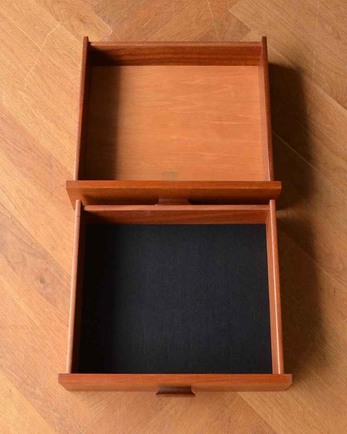 G-PLAN(Gプラン)　アンティーク家具　G-PLANのヴィンテージ家具、デスクにもおススメのドレッサー。引き出しの中もキレイに修復しました細々としたものを安心して収納していただけるよう引き出しの中もキレイにお直ししてあります。(x-1023-f)