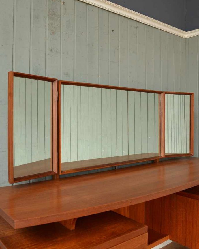 G-PLAN(Gプラン)　アンティーク家具　G-PLANのヴィンテージ家具、デスクにもおススメのドレッサー。お部屋を広く見せてくれる大きなミラー大きなミラーは身だしなみを整えるのはもちろん、お部屋を広く見せてくれる効果もあります。(x-1023-f)