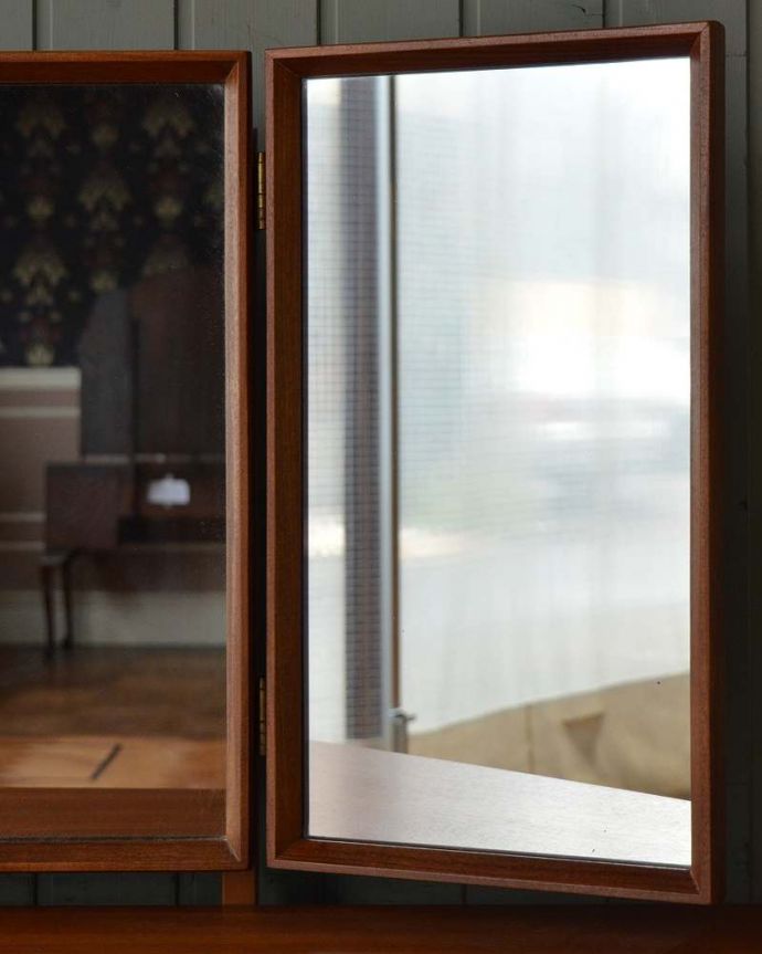 G-PLAN(Gプラン)　アンティーク家具　G-PLANのヴィンテージ家具、デスクにもおススメのドレッサー。近くで見ると･･･鏡がキレイな状態のものを選んできました。(x-1023-f)