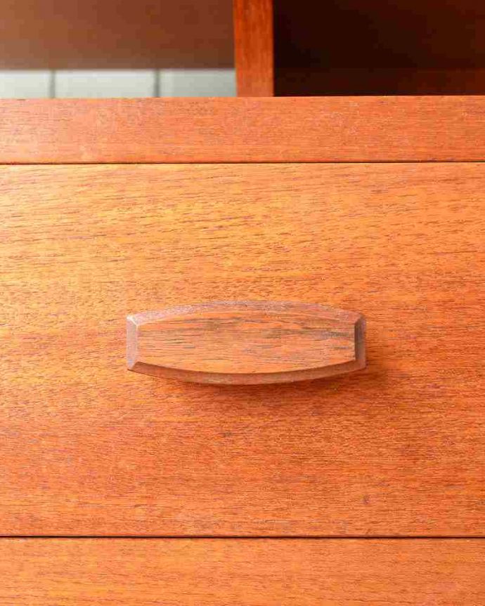 G-PLAN(Gプラン)　アンティーク家具　G-PLANのヴィンテージ家具、デスクにもおススメのドレッサー。取っ手もデザインの一部デザインの一部になっているカッコいい取っ手。(x-1023-f)