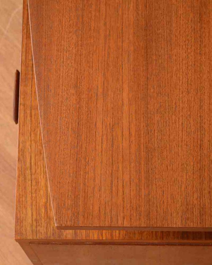 G-PLAN(Gプラン)　アンティーク家具　G-PLANのヴィンテージ家具、デスクにもおススメのドレッサー。天板の塗装もキレイに仕上げましたヴィンテージの家具は新品ではないのでキズや汚れはありますが、デスクとしても使えるように天板もしっかりキレイに修復しました。(x-1023-f)