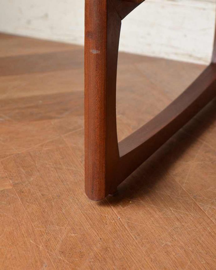 G-PLAN(Gプラン)　アンティーク家具　G-PLANのヴィンテージ家具、デスクにもおススメのドレッサー。 女性1人でラクラク運べちゃう仕掛けHandleのアンティークは、脚の裏にフェルトキーパーをお付けしています。(x-1023-f)