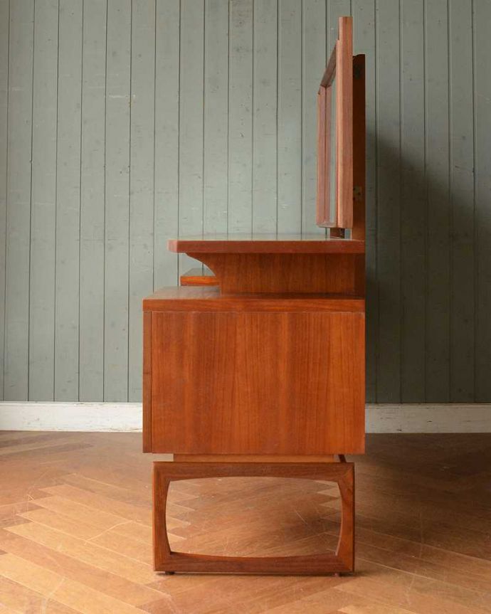 G-PLAN(Gプラン)　アンティーク家具　G-PLANのヴィンテージ家具、デスクにもおススメのドレッサー。横から見てもカッコいい北欧スタイルの家具は横から見てもクール。(x-1023-f)