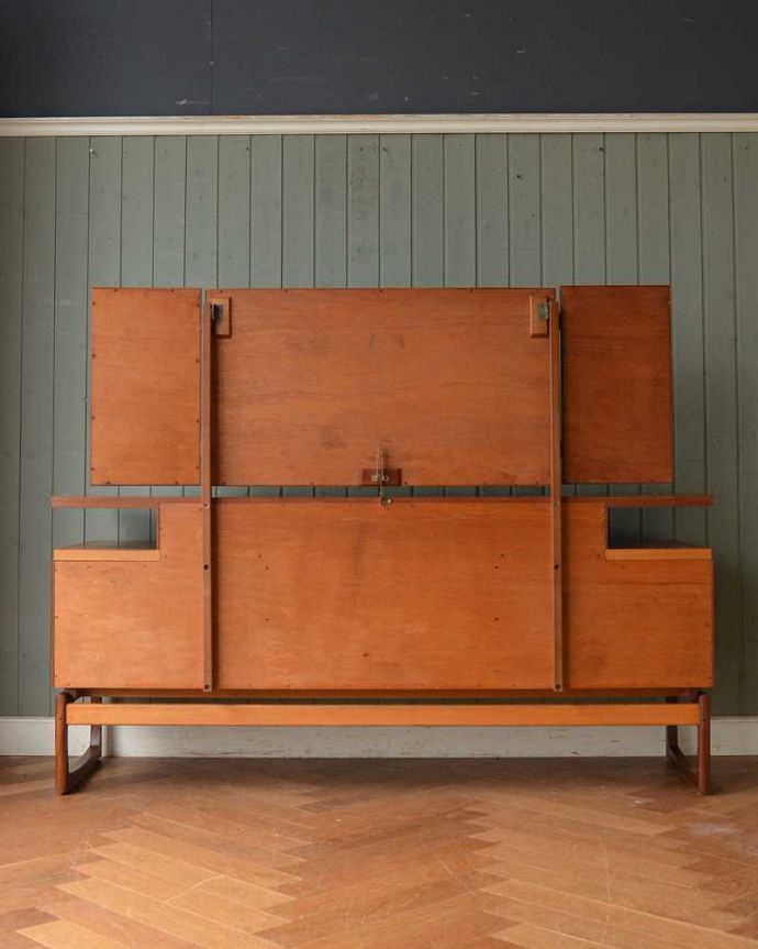 G-PLAN(Gプラン)　アンティーク家具　G-PLANのヴィンテージ家具、デスクにもおススメのドレッサー。後ろ姿もキレイです。(x-1023-f)