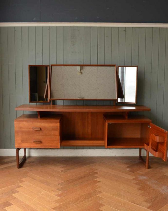 G-PLAN(Gプラン)　アンティーク家具　G-PLANのヴィンテージ家具、デスクにもおススメのドレッサー。扉の中はたっぷり収納この時代の家具のお直し方法はいろいろありますが、Handleはアンティーク家具専門店らしく、見えない部分もしっかり修復しています。(x-1023-f)