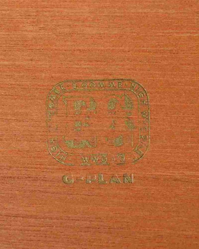 G-PLAN(Gプラン)　アンティーク家具　G-PLANのヴィンテージ家具、デスクにもおススメのドレッサー。プライドの証しっかりロゴが残っていました。(x-1023-f)