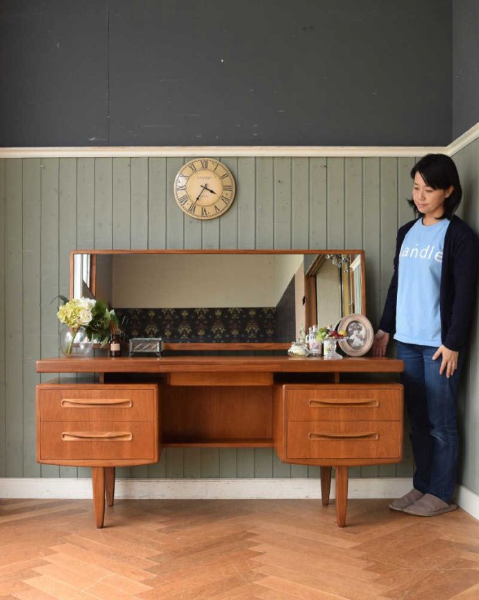 G-PLAN(Gプラン)　アンティーク家具　G-PLANのヴィンテージ家具、北欧スタイルのドレッサー（フレスコ）。大きな鏡が美しい家具、ドレッシングチェストドレッシングチェストは、やっぱりミラーが一番気になります。(x-1024-f)