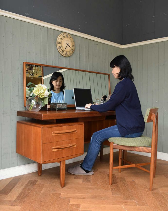 G-PLAN(Gプラン)　アンティーク家具　G-PLANのヴィンテージ家具、北欧スタイルのドレッサー（フレスコ）。デスクとしても使えちゃう便利な家具天板も広々しているので、椅子を置けばデスクとして使えちゃうんです。(x-1024-f)