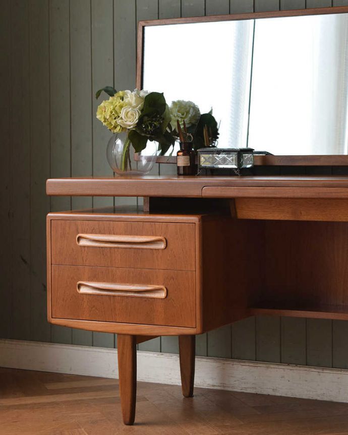 G-PLAN(Gプラン)　アンティーク家具　G-PLANのヴィンテージ家具、北欧スタイルのドレッサー（フレスコ）。引き出しには、いろんなものを便利に収納。(x-1024-f)