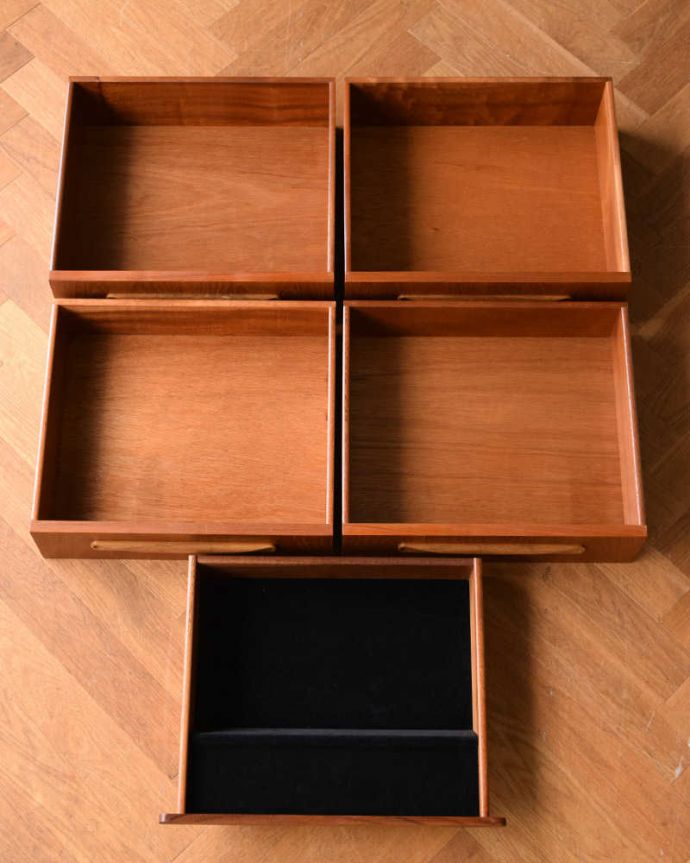 G-PLAN(Gプラン)　アンティーク家具　G-PLANのヴィンテージ家具、北欧スタイルのドレッサー（フレスコ）。引き出しの中もキレイに修復しました引き出しは手前が1段目。(x-1024-f)