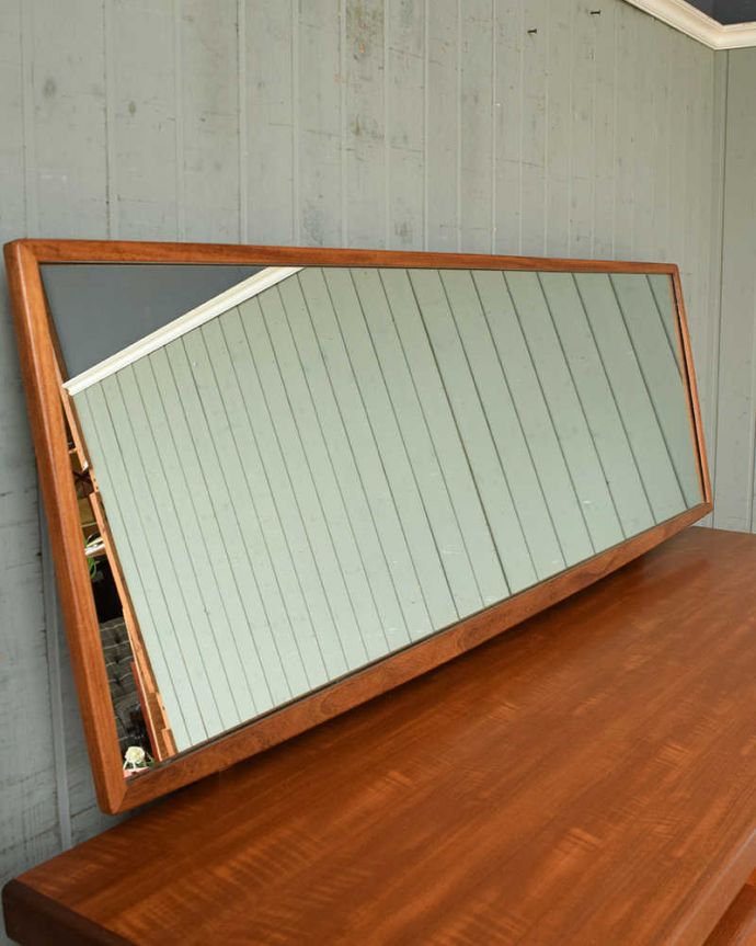 G-PLAN(Gプラン)　アンティーク家具　G-PLANのヴィンテージ家具、北欧スタイルのドレッサー（フレスコ）。美しいアンティークのミラー大きな鏡はお部屋を広く見せる効果大。(x-1024-f)