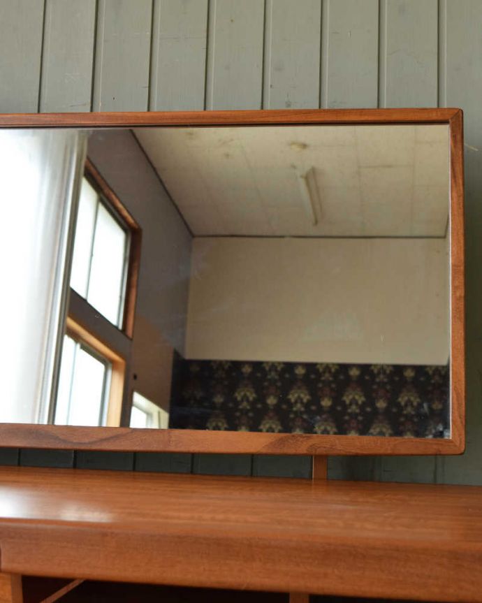 G-PLAN(Gプラン)　アンティーク家具　G-PLANのヴィンテージ家具、北欧スタイルのドレッサー（フレスコ）。アンティークのミラーはキレイな状態ですが、気になる場合は新しいミラーに変えることも出来ます。(x-1024-f)