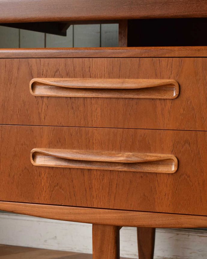 G-PLAN(Gプラン)　アンティーク家具　G-PLANのヴィンテージ家具、北欧スタイルのドレッサー（フレスコ）。アンティークらしい素敵な取っ手味わい深い取っ手もアンティークらしい…時間の流れを感じて下さい。(x-1024-f)