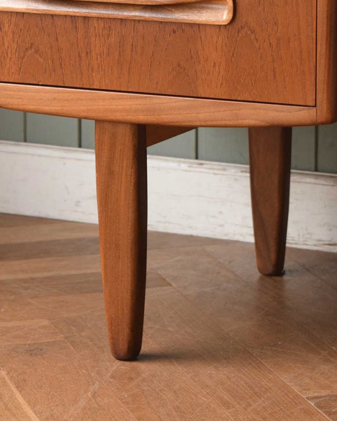 G-PLAN(Gプラン)　アンティーク家具　G-PLANのヴィンテージ家具、北欧スタイルのドレッサー（フレスコ）。 女性1人でラクラク運べちゃう仕掛けHandleのアンティークは、脚の裏にフェルトキーパーをお付けしています。(x-1024-f)