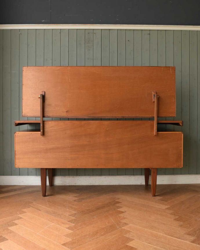 G-PLAN(Gプラン)　アンティーク家具　G-PLANのヴィンテージ家具、北欧スタイルのドレッサー（フレスコ）。もちろん、後ろ姿もキレイです。(x-1024-f)