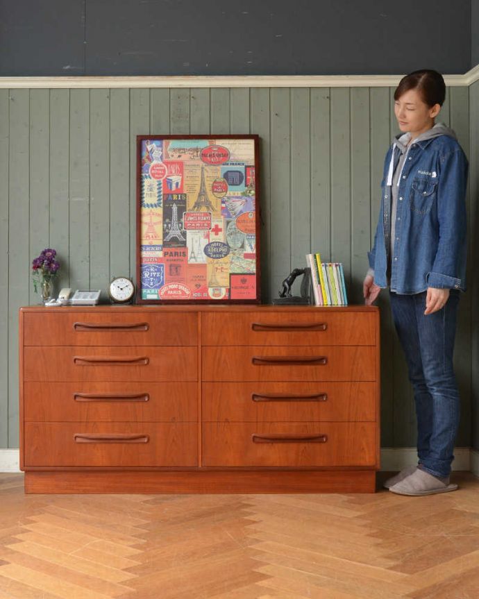 G-PLAN(Gプラン)　アンティーク家具　お洋服収納におススメしたいヴィンテージのワイドチェスト（G-PLAN）。スッキリとしたシンプルなデザイン北欧スタイルのチェストは、やっぱり見た目がカッコいい！シンプルなのでどんなお部屋にも似合います。(x-1025-f)