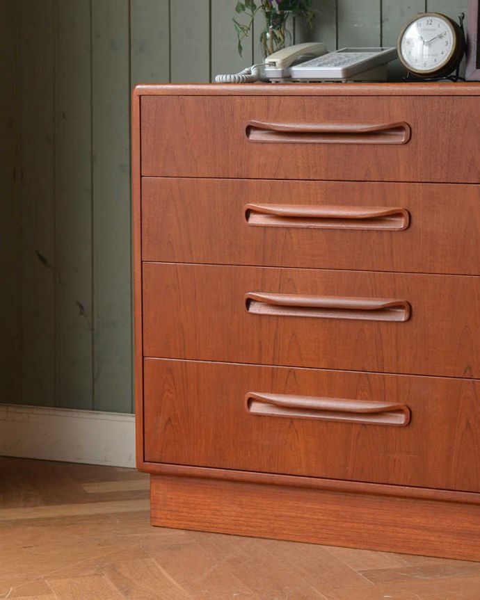 G-PLAN(Gプラン)　アンティーク家具　お洋服収納におススメしたいヴィンテージのワイドチェスト（G-PLAN）。見えない所もこだわっていますヴィンテージの家具は年代が若いので簡単な修復だけでも使えちゃうんだけれど、長く使って頂けるように、見えない部分もしっかりこだわって修復しています。(x-1025-f)