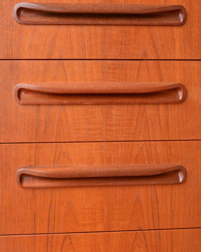 G-PLAN(Gプラン)　アンティーク家具　お洋服収納におススメしたいヴィンテージのワイドチェスト（G-PLAN）。シンプルでカッコいい取っ手。(x-1025-f)