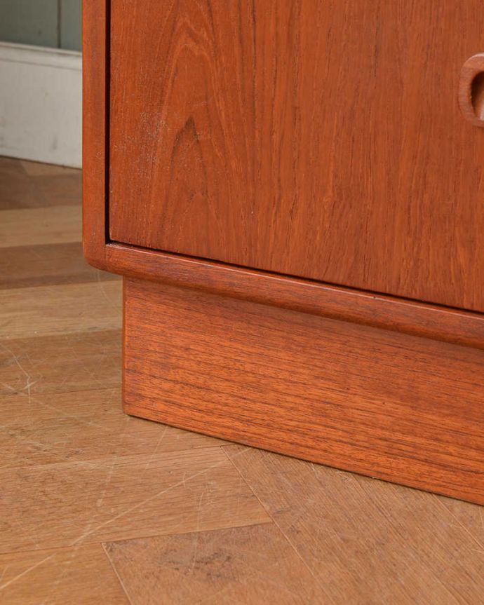 G-PLAN(Gプラン)　アンティーク家具　お洋服収納におススメしたいヴィンテージのワイドチェスト（G-PLAN）。女性1人でラクラク運べちゃう仕掛けHandleのアンティークは、脚の裏にフェルトキーパーをお付けしています。(x-1025-f)