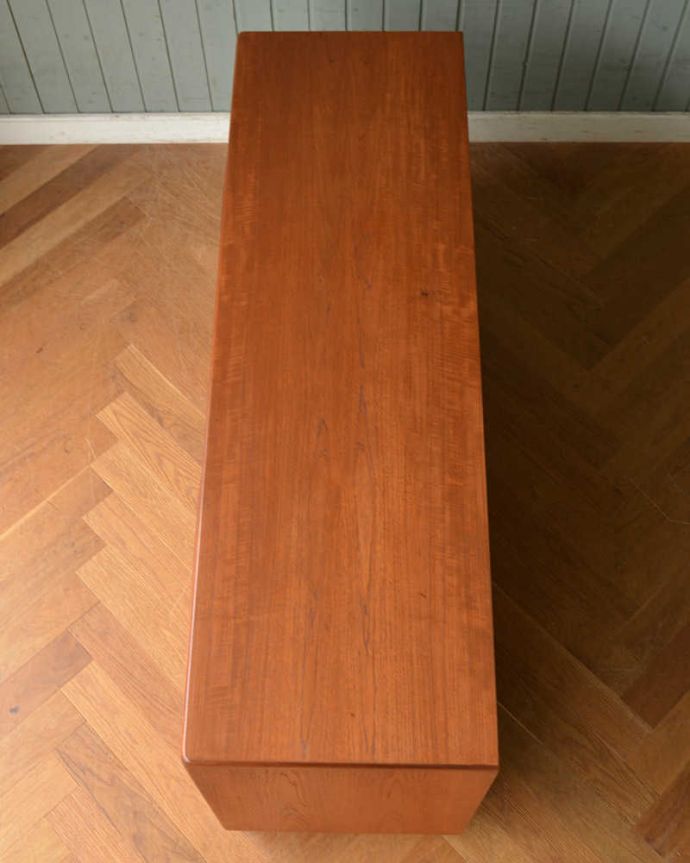 G-PLAN(Gプラン)　アンティーク家具　お洋服収納におススメしたいヴィンテージのワイドチェスト（G-PLAN）。上から見ると･･･天板はこんな感じです。(x-1025-f)