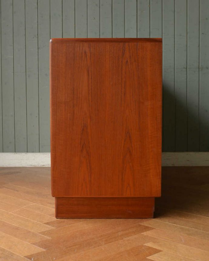 G-PLAN(Gプラン)　アンティーク家具　お洋服収納におススメしたいヴィンテージのワイドチェスト（G-PLAN）。横から見てもステキ横から見てもスッキリとしてカッコいい！。(x-1025-f)