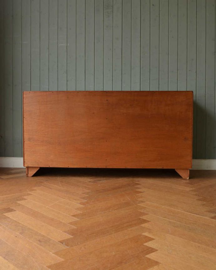 G-PLAN(Gプラン)　アンティーク家具　お洋服収納におススメしたいヴィンテージのワイドチェスト（G-PLAN）。修復してあるので後ろ姿もキレイです。(x-1025-f)