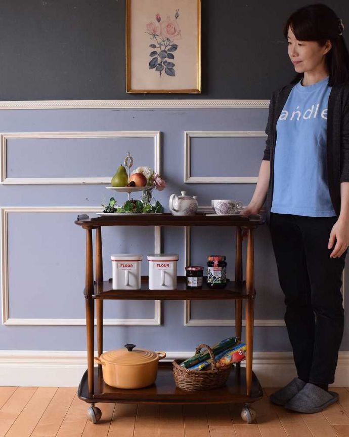 アーコールの家具　アンティーク家具　アーコール社のヴィンテージ家具、便利に使えるのキャスター付きワゴン(トローリー)。コロコロ転がせて移動も楽チン！アンティークの中でも人気の高いワゴン。(x-1026-f)