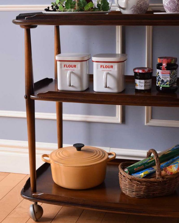 アーコールの家具　アンティーク家具　アーコール社のヴィンテージ家具、便利に使えるのキャスター付きワゴン(トローリー)。おシャレなワゴンは使い方自由自在いろんな用途で使えるワゴン。(x-1026-f)