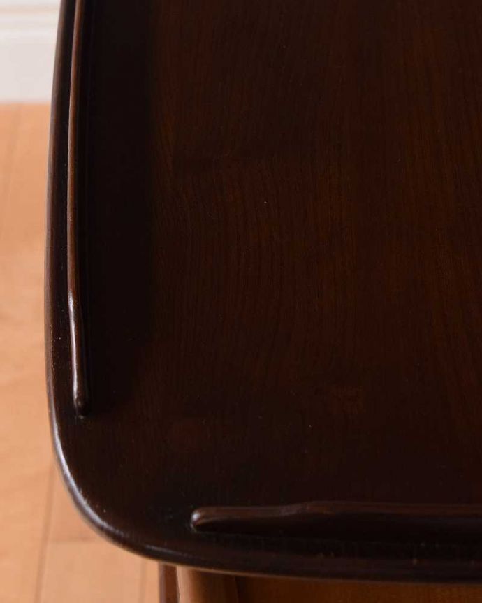 アーコールの家具　アンティーク家具　アーコール社のヴィンテージ家具、便利に使えるのキャスター付きワゴン(トローリー)。近づいてみると･･･キレイに仕上げました。(x-1026-f)