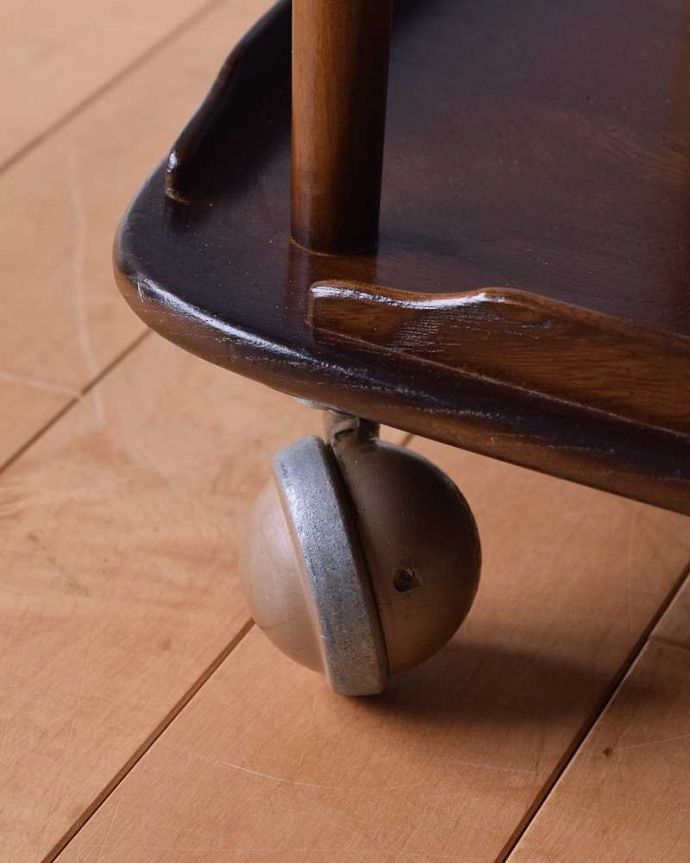 アーコールの家具　アンティーク家具　アーコール社のヴィンテージ家具、便利に使えるのキャスター付きワゴン(トローリー)。ちゃんと動きます脚先にはキャスターが。(x-1026-f)