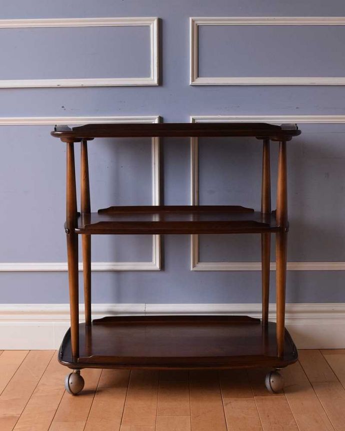 アーコールの家具　アンティーク家具　アーコール社のヴィンテージ家具、便利に使えるのキャスター付きワゴン(トローリー)。360度、どこから見てもキレイアンティークは新品ではないので、もちろん経年変化によるキズはありますが、専門の職人がキレイにお直しをしているので、どの角度から見てもキレイです。(x-1026-f)