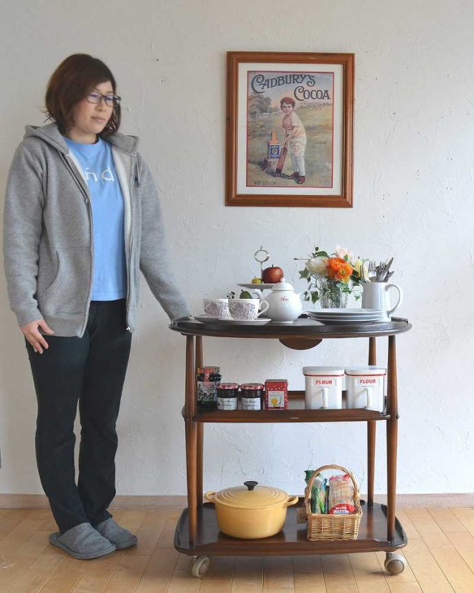 アーコールの家具　アンティーク家具　３サイズで使えるアーコール家具、サイドテーブルとしてもワゴンテーブル。とっても便利なアーコールのワゴンアーコールらしいフォルムの美しさがキュッと詰まったワゴン。(x-1027-f)