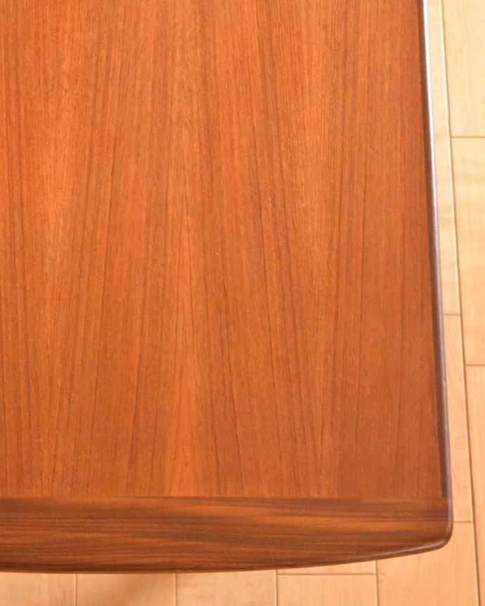 G-PLAN(Gプラン)　アンティーク家具　G-planのオシャレなヴィンテージ家具、北欧スタイルのセンターテーブル。近づいて見てみると･･･天板を近くで見て下さい。(x-1028-f)