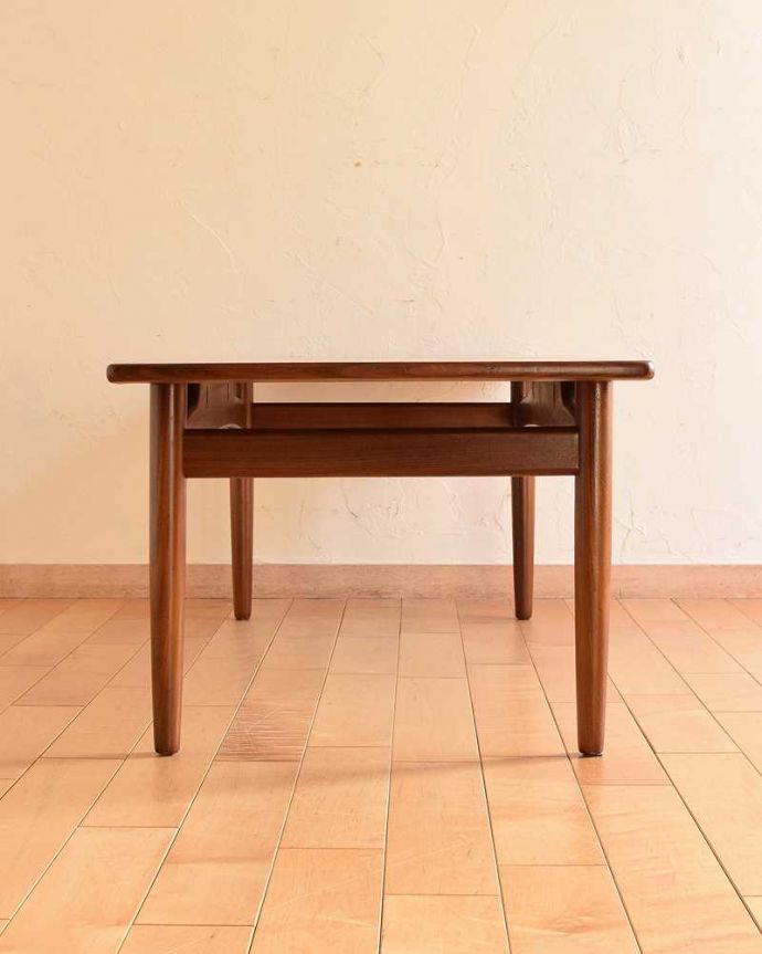 G-PLAN(Gプラン)　アンティーク家具　G-planのオシャレなヴィンテージ家具、北欧スタイルのセンターテーブル。横から見てみてもカッコいい！北欧スタイルのテーブルは、横から見てもやっぱりスマートでカッコいいんです。(x-1028-f)