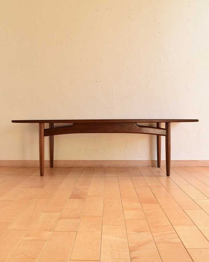 G-PLAN(Gプラン)　アンティーク家具　G-planのオシャレなヴィンテージ家具、北欧スタイルのセンターテーブル。360度、どこから見てもカッコいい！アンティークは新品ではないので、もちろん経年変化によるキズはありますが、専門の職人がしっかりお直しをしているので、どの角度から見てもキレイです。(x-1028-f)