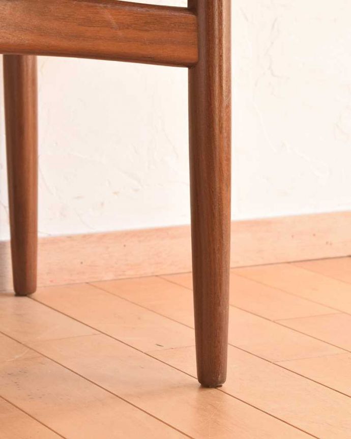 G-PLAN(Gプラン)　アンティーク家具　G-planのオシャレなヴィンテージ家具、北欧スタイルのセンターテーブル。持ち上げなくても移動できます！Handleのアンティークは、脚の裏にフェルトキーパーをお付けしていますので、床を滑らせてれば移動が簡単です。(x-1028-f)