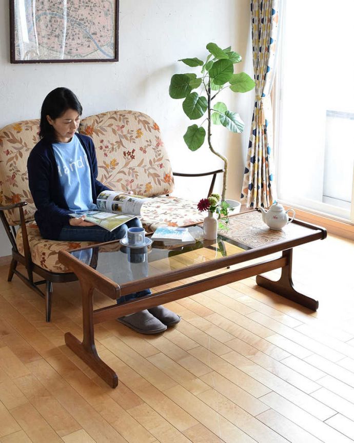 G-PLAN(Gプラン)　アンティーク家具　タイルとガラス天板の２つ楽しめるG-planのヴィンテージセンターテーブル。見た目だけじゃない！実用的に使えるコーヒーテーブル天板がガラスなので、見た目のデザインもシャープでカッコいいんです。(x-1029-f)