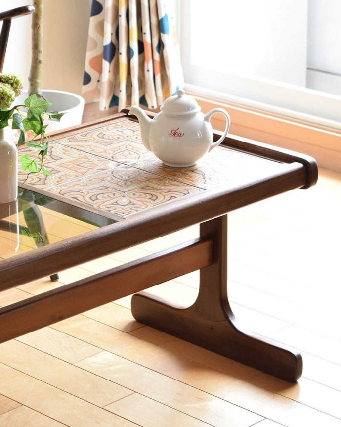 G-PLAN(Gプラン)　アンティーク家具　タイルとガラス天板の２つ楽しめるG-planのヴィンテージセンターテーブル。クールなデザインがカッコいい！ガラス板が乗っているシンプルなデザイン。(x-1029-f)