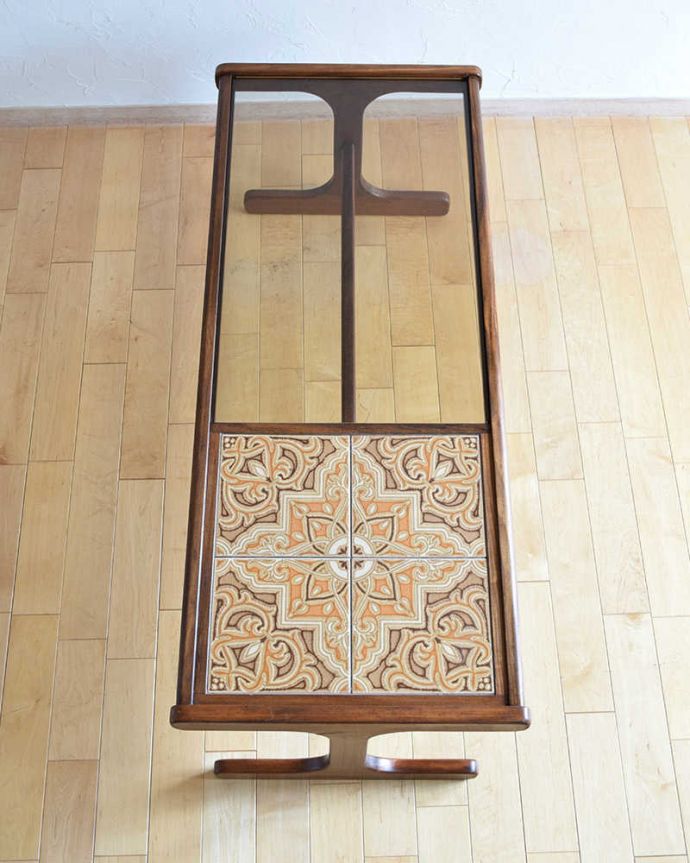 G-PLAN(Gプラン)　アンティーク家具　タイルとガラス天板の２つ楽しめるG-planのヴィンテージセンターテーブル。上から見るとこんな感じ。(x-1029-f)