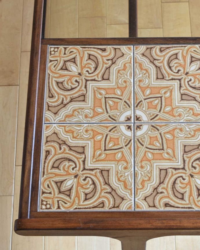 G-PLAN(Gプラン)　アンティーク家具　タイルとガラス天板の２つ楽しめるG-planのヴィンテージセンターテーブル。ガラス天板は、留め具でしっかりと固定されています。(x-1029-f)