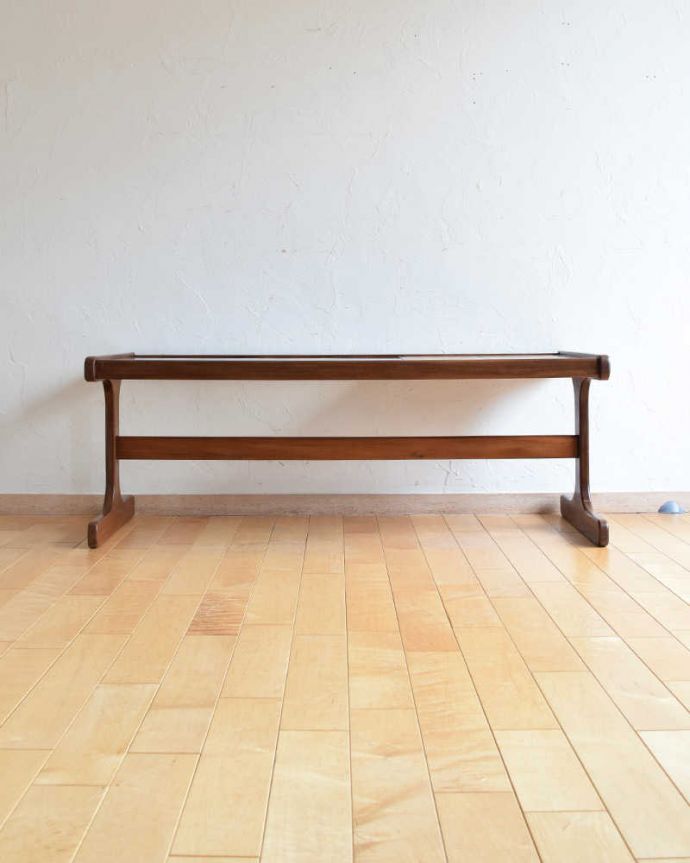 G-PLAN(Gプラン)　アンティーク家具　タイルとガラス天板の２つ楽しめるG-planのヴィンテージセンターテーブル。アンティークは新品ではないので、もちろん経年変化によるキズはありますが、専門の職人が目立たないようキレイにお直しをしていますのでご安心ください。(x-1029-f)