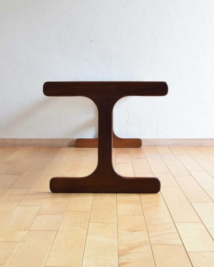 G-PLAN(Gプラン)　アンティーク家具　タイルとガラス天板の２つ楽しめるG-planのヴィンテージセンターテーブル。見る角度によって見え方が違う…見る場所、角度によって、なんだか違って見えるのも面白い。(x-1029-f)