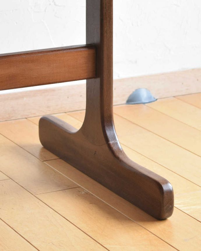 G-PLAN(Gプラン)　アンティーク家具　タイルとガラス天板の２つ楽しめるG-planのヴィンテージセンターテーブル。女性1人でラクラク運べちゃう仕掛けHandleのアンティークは、脚の裏にフェルトキーパーをお付けしています。(x-1029-f)