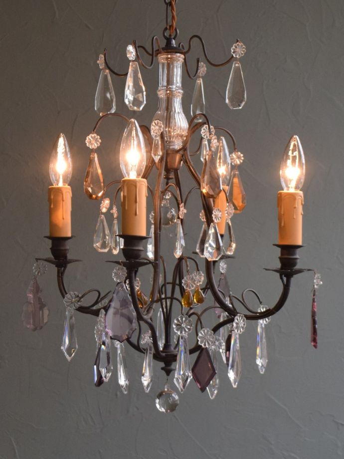 アンティークシャンデリアからの灯り