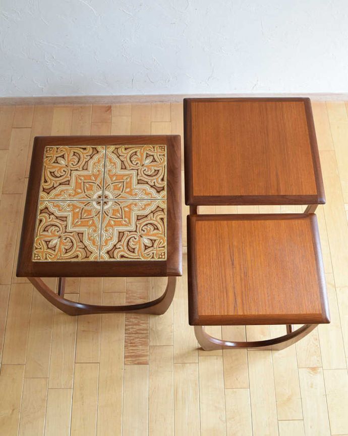 G-PLAN(Gプラン)　アンティーク家具　３つのテーブルがセットで届く！G-planのヴィンテージネストテーブル。3つを並べて上から見てみましょう大中小3つを並べてみ3つともきちんと修復しました。(x-1030-f)