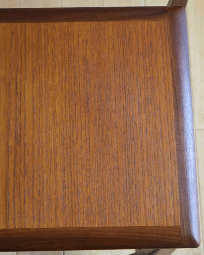 G-PLAN(Gプラン)　アンティーク家具　３つのテーブルがセットで届く！G-planのヴィンテージネストテーブル。天板も修復したのでキレイです修復の際、塗装もキレイにしました。(x-1030-f)